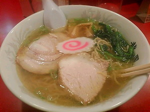 夜中の塩ラーメンは最高ですね。 夜中の塩ラーメンは最高ですね。