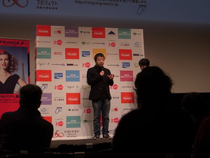 舞台挨拶をする賈樟柯。 舞台挨拶をする賈樟柯。