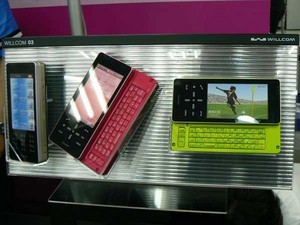 店頭のWILLCOM 03 店頭のWILLCOM 03