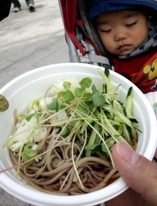 「ぶっかけそば」子供の寝顔付き 「ぶっかけそば」子供の寝顔付き
