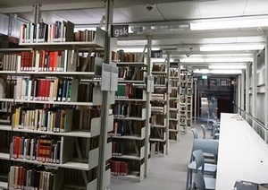 図書館はまだ夏休みの雰囲気? 図書館はまだ夏休みの雰囲気?