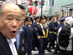 ムチャクチャな弾圧を制服警官に指示す ムチャクチャな弾圧を制服警官に指示す