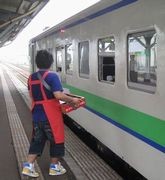 駅弁を売る（webから）