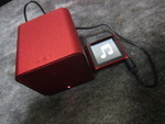 同梱ケーブルでiPodにつなぐ。 同梱ケーブルでiPodにつなぐ。