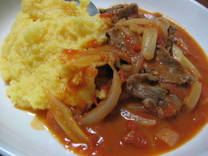 牛肉の煮込みのポレンタ添え