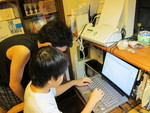 PCに感想を入力する息子達