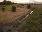 夕日と水あふれる小川