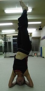 ねじった頭立ちのポーズ パールシュヴァ シールシャ アーサナ うちこのヨガ日記